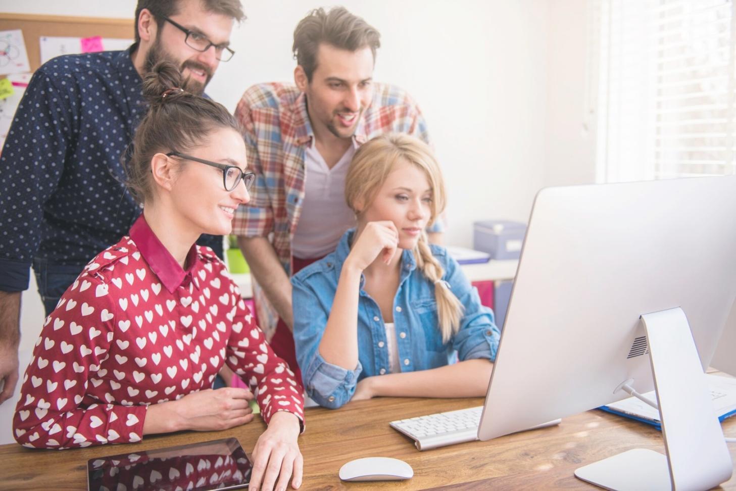 Finanzanalyse-Unterlagen und Berechnungen auf einem Schreibtisch